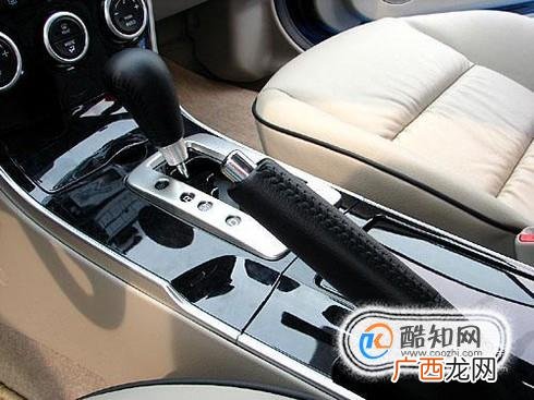 汽车手刹没放下继续开车的危害有哪些？