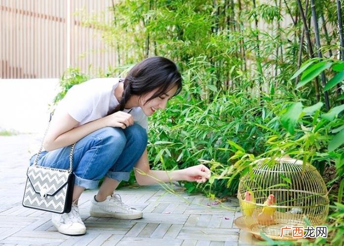 吴倩赵丽颖，30岁赵丽颖和25岁吴倩穿礼裙撞色