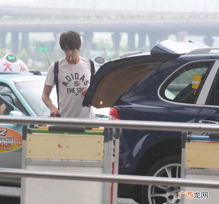杨洋抽烟不，李易峰、杨洋、黄子韬这些小鲜肉都抽烟