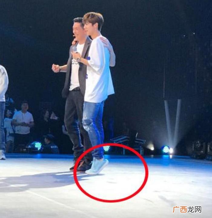鹿晗有多高，173关晓彤和178鹿晗站一起还得曲腿