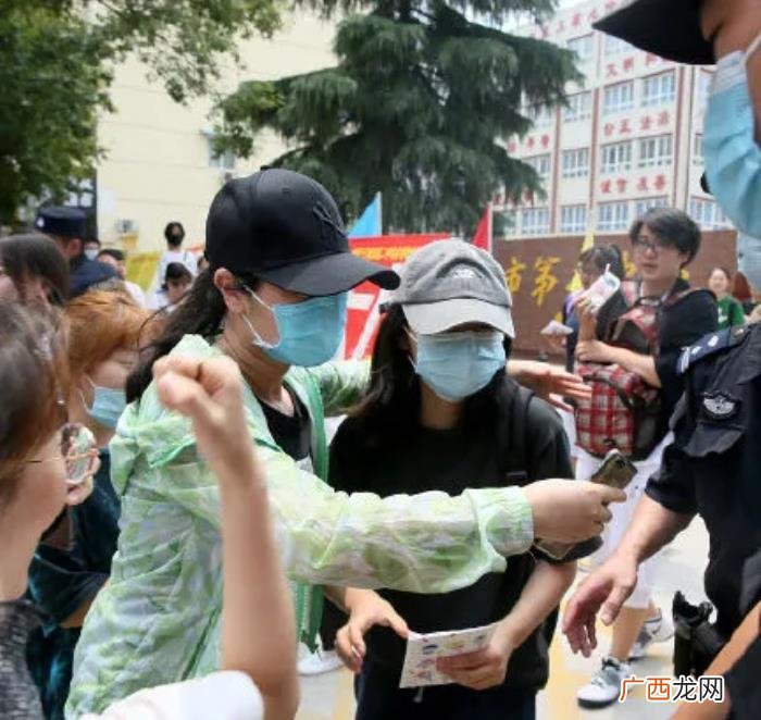 张子枫明星，张子枫正在经历每个明星的必经之路