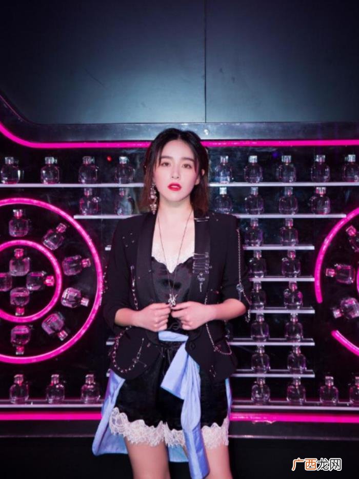 阚清子仙女，30岁阚清子用一款波波头发型搭配仙女裙