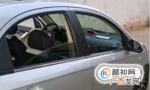 如何去除车玻璃上的雾气