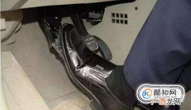 自动挡怎样踩刹车
