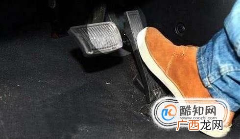自动挡怎样踩刹车