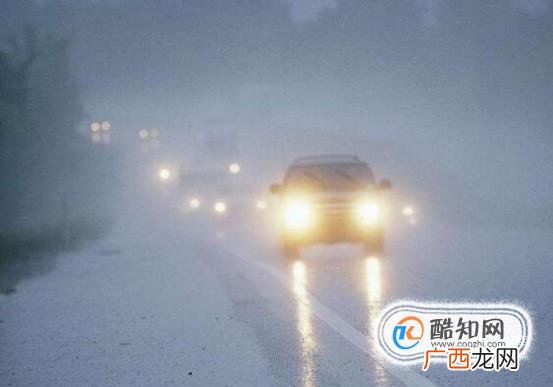 汽车在雨天开什么灯合适?