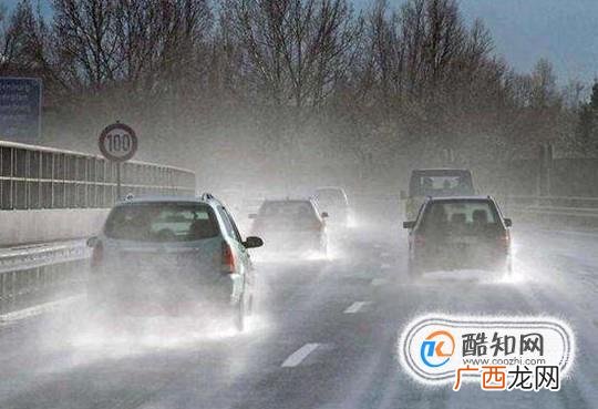 汽车在雨天开什么灯合适?