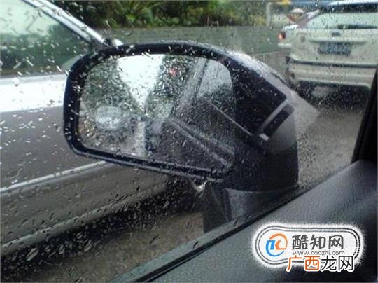 下雨天后视镜都是水看不到怎么办