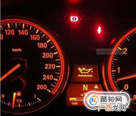 轿车机油灯闪烁的原因有哪些