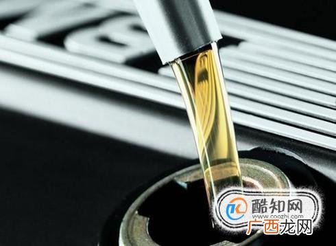 轿车机油灯闪烁的原因有哪些