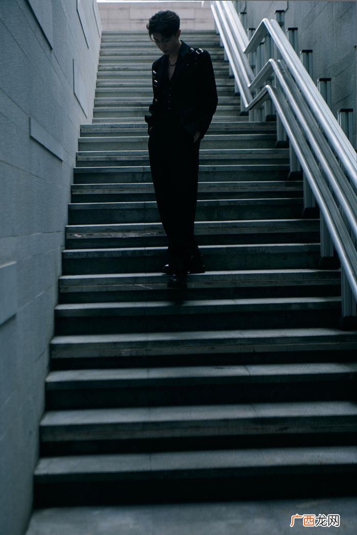 范丞丞帅吗，范丞丞黑色潮look写真帅出天际
