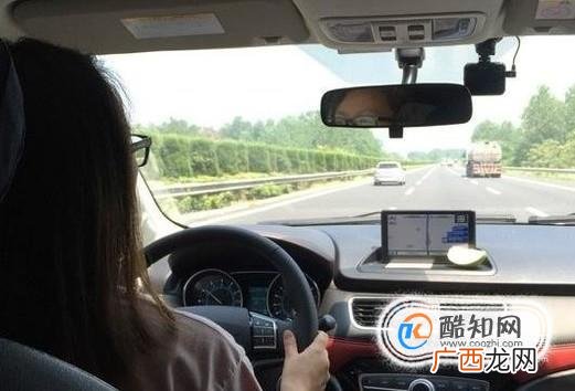 汽车内要避免放置哪些不必要的饰品？