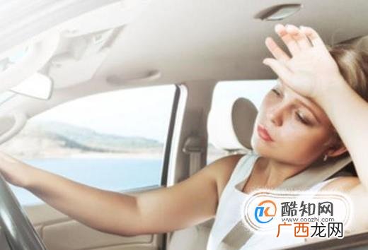 汽车内要避免放置哪些不必要的饰品？