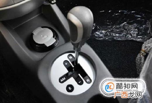 汽车内要避免放置哪些不必要的饰品？