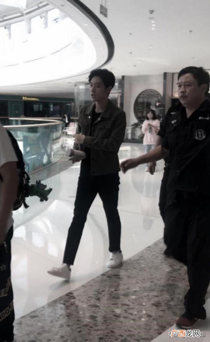 肖战保温杯，肖战最新路透拿保温杯变身养生boy