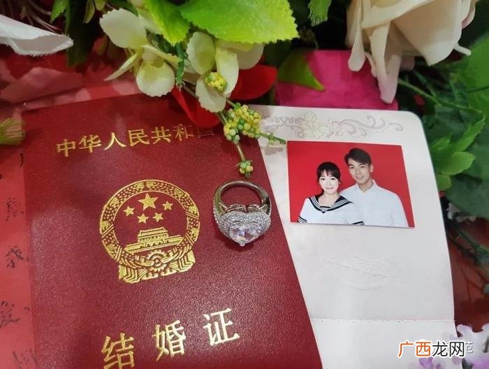 衬衫证件照，证件照却惨遭PS…明星结婚证件照画风哪家强