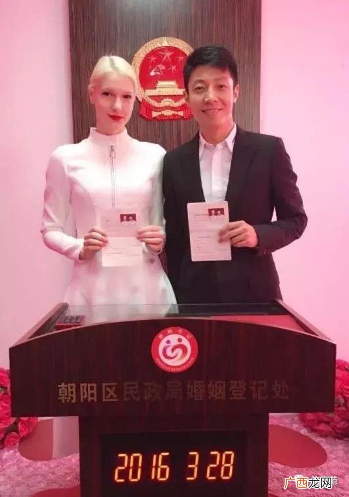 衬衫证件照，证件照却惨遭PS…明星结婚证件照画风哪家强