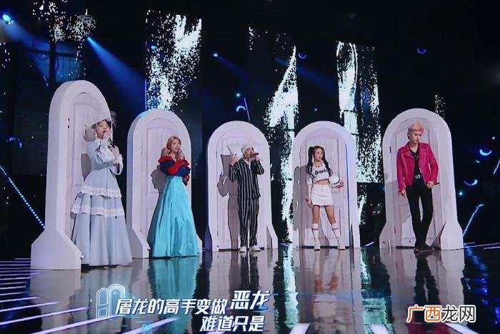 王鸥演唱会,明侦顶牛演唱会搞回忆杀魏晨王鸥隔空对唱