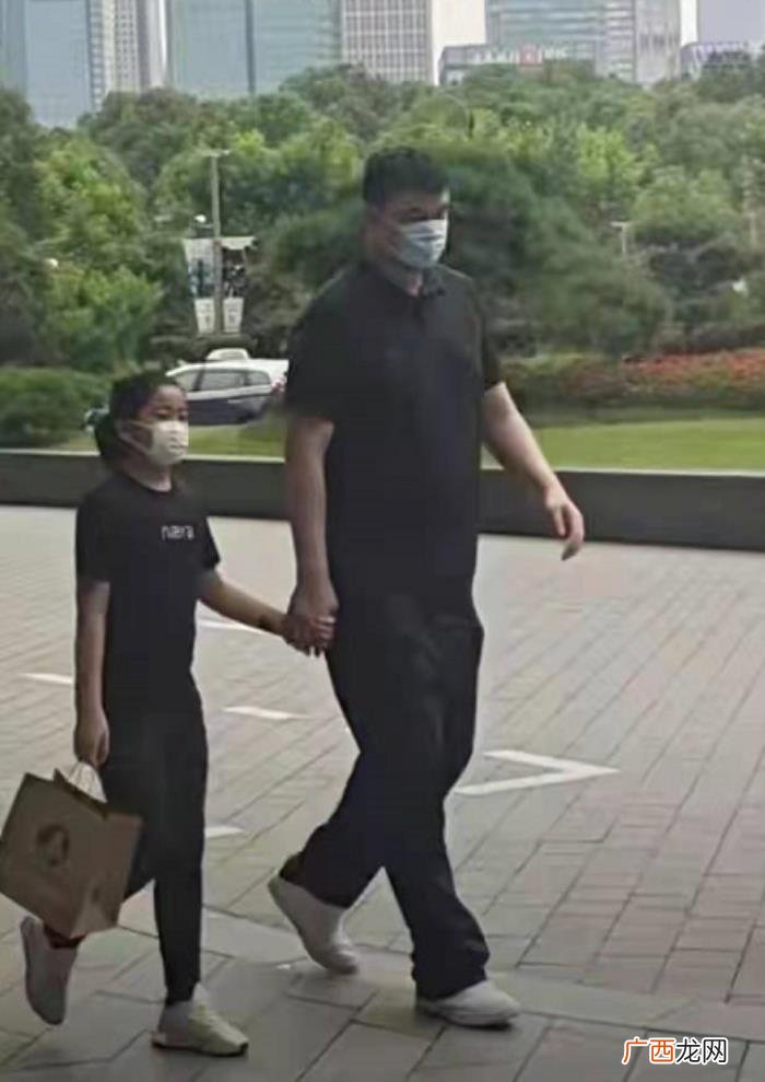 姚沁蕾身高，姚沁蕾穿短袖才11岁身高就超1米7