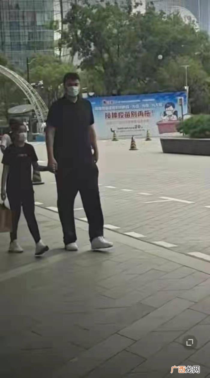 姚沁蕾身高，姚沁蕾穿短袖才11岁身高就超1米7