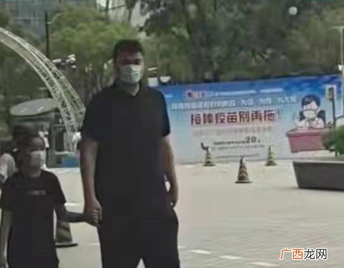 姚沁蕾身高，姚沁蕾穿短袖才11岁身高就超1米7