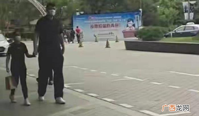 姚沁蕾身高，姚沁蕾穿短袖才11岁身高就超1米7