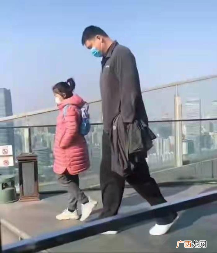 姚沁蕾身高，姚沁蕾穿短袖才11岁身高就超1米7