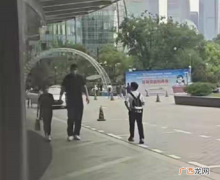 姚沁蕾身高，姚沁蕾穿短袖才11岁身高就超1米7