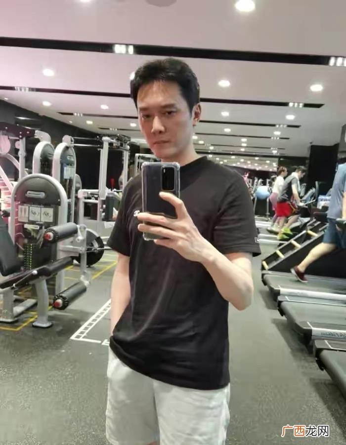 周杰伦发福，周杰伦发胖、王力宏满脸胡渣变大叔