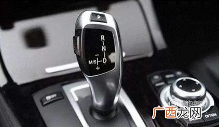手动挡汽车如何换挡?