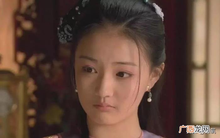 杨幂杨超越，杨幂的下半张脸不如杨超越这里长得好