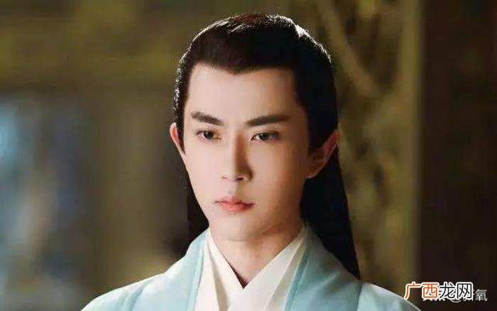 杨幂杨超越，杨幂的下半张脸不如杨超越这里长得好