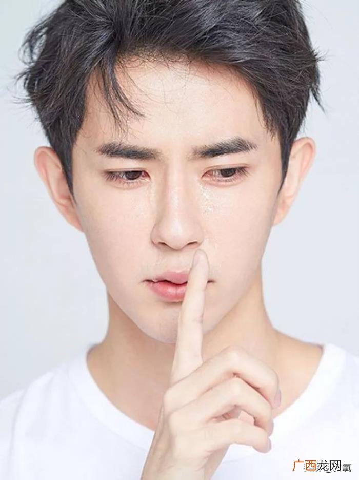 杨幂杨超越，杨幂的下半张脸不如杨超越这里长得好