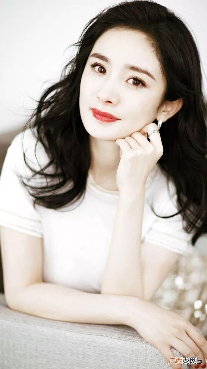 杨幂杨超越，杨幂的下半张脸不如杨超越这里长得好