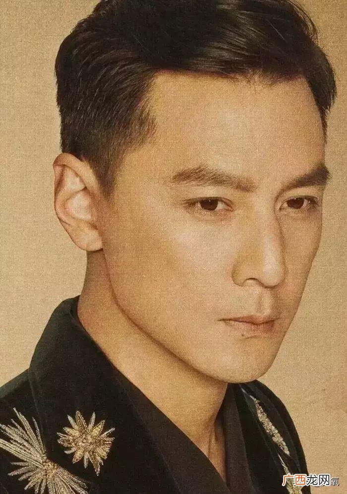 杨幂杨超越，杨幂的下半张脸不如杨超越这里长得好