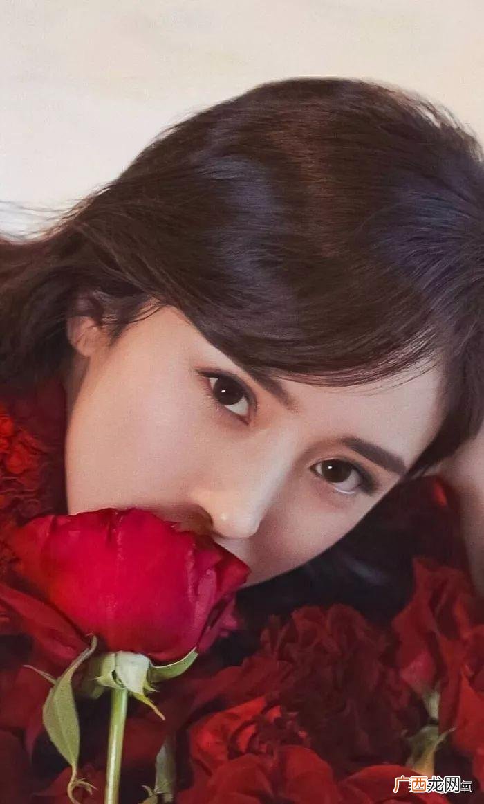 杨幂杨超越，杨幂的下半张脸不如杨超越这里长得好
