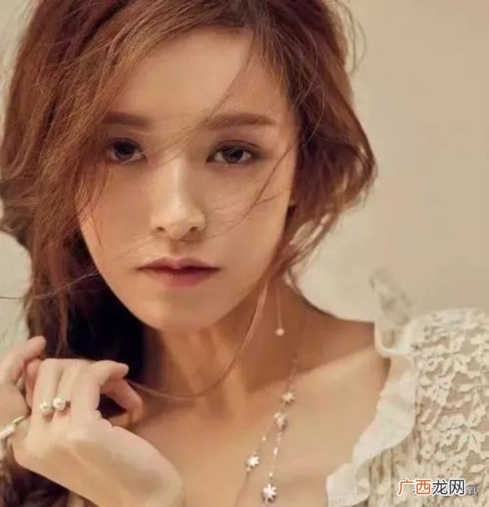杨幂杨超越，杨幂的下半张脸不如杨超越这里长得好