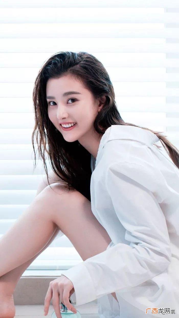 杨幂杨超越，杨幂的下半张脸不如杨超越这里长得好