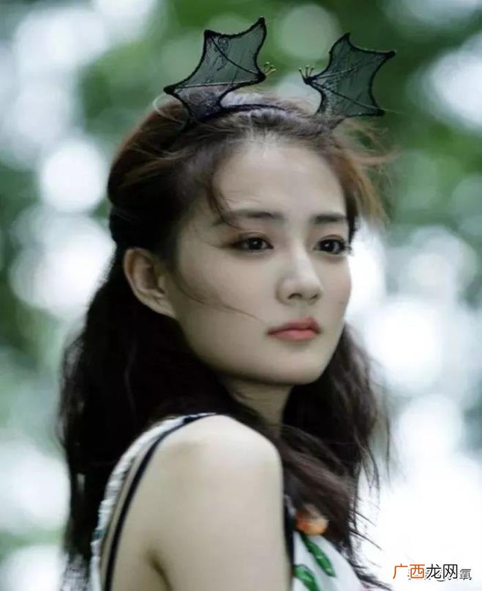 杨幂杨超越，杨幂的下半张脸不如杨超越这里长得好
