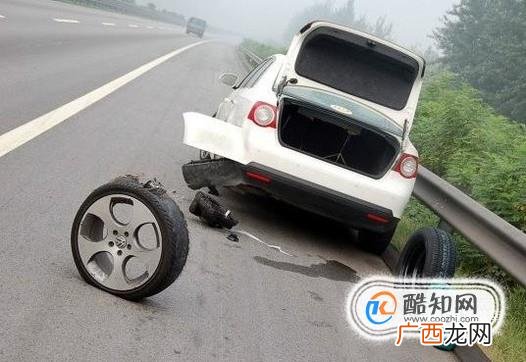 高速路上行驶时汽车爆胎后正确处置方法