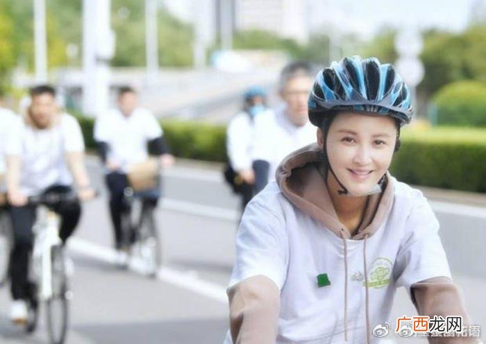 张歆艺袁弘，路人偶遇张歆艺和袁弘一起骑自行车