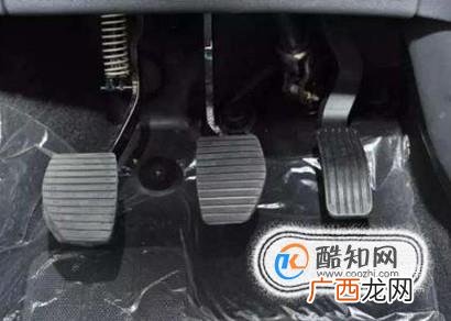 刹车时离合和刹车应先踩哪个?