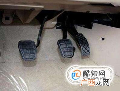 刹车时离合和刹车应先踩哪个?