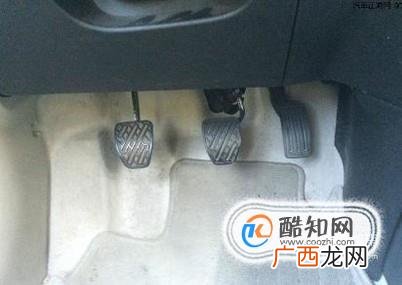 刹车时离合和刹车应先踩哪个?
