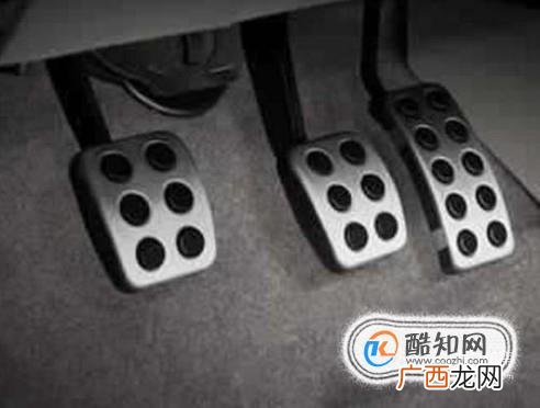 刹车时离合和刹车应先踩哪个?