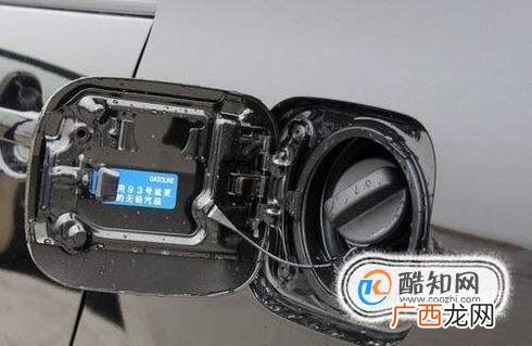 如何打开车辆的后备箱盖和油箱盖？