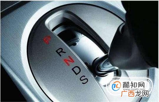 自动档变速杆按钮怎么用