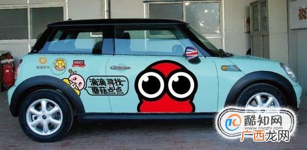 如何将车贴贴上?