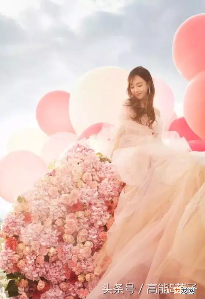 唐嫣结婚照，唐嫣的结婚照竟然给我们种了无数的草