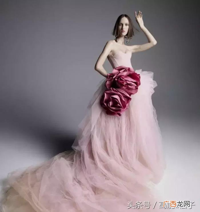 唐嫣结婚照，唐嫣的结婚照竟然给我们种了无数的草